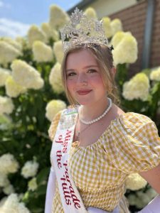 Applauding Max Mace’s year of service as Parade of the Hills Queen